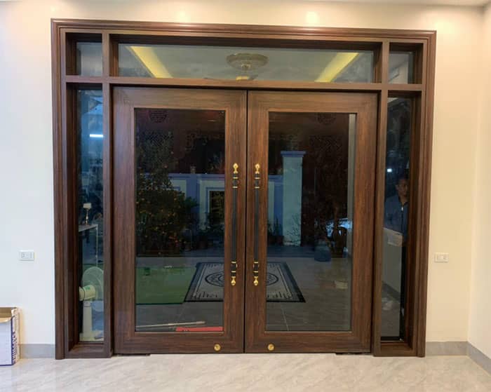 Cửa nhôm thủy lực màu vân gỗ trắc