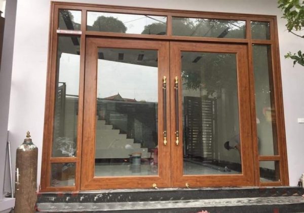 Cửa nhôm thủy lực màu vân gỗ hoàng đàn